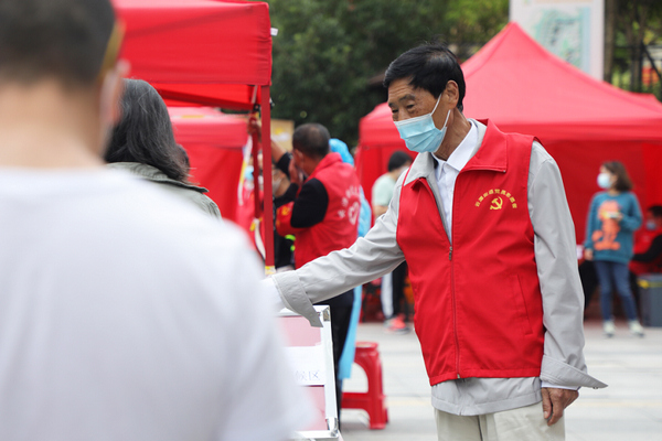 志愿者引導居民有序排隊。