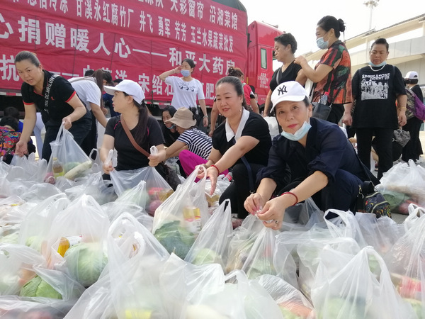 分揀物資。羅福成攝