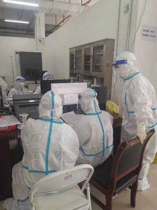 討論患者救治情況。受訪者供圖