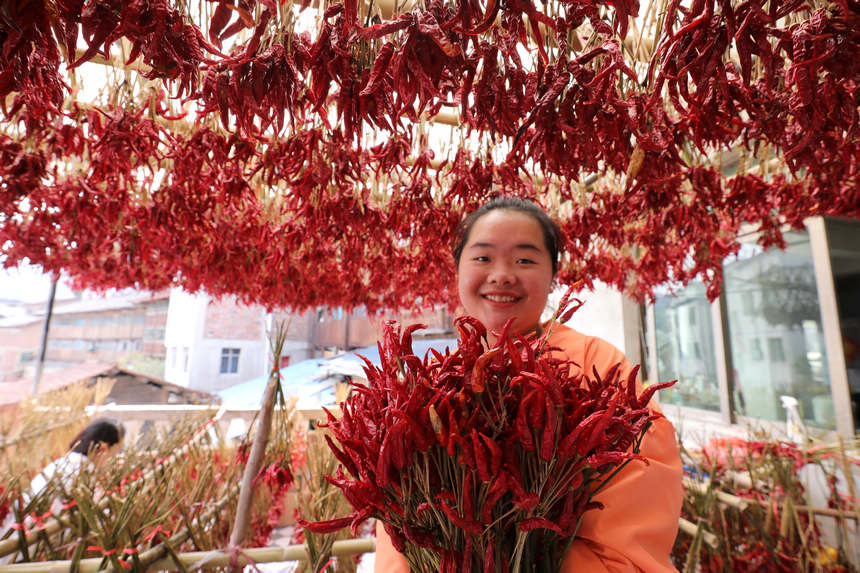 9月21日，村民在晾曬辣椒。