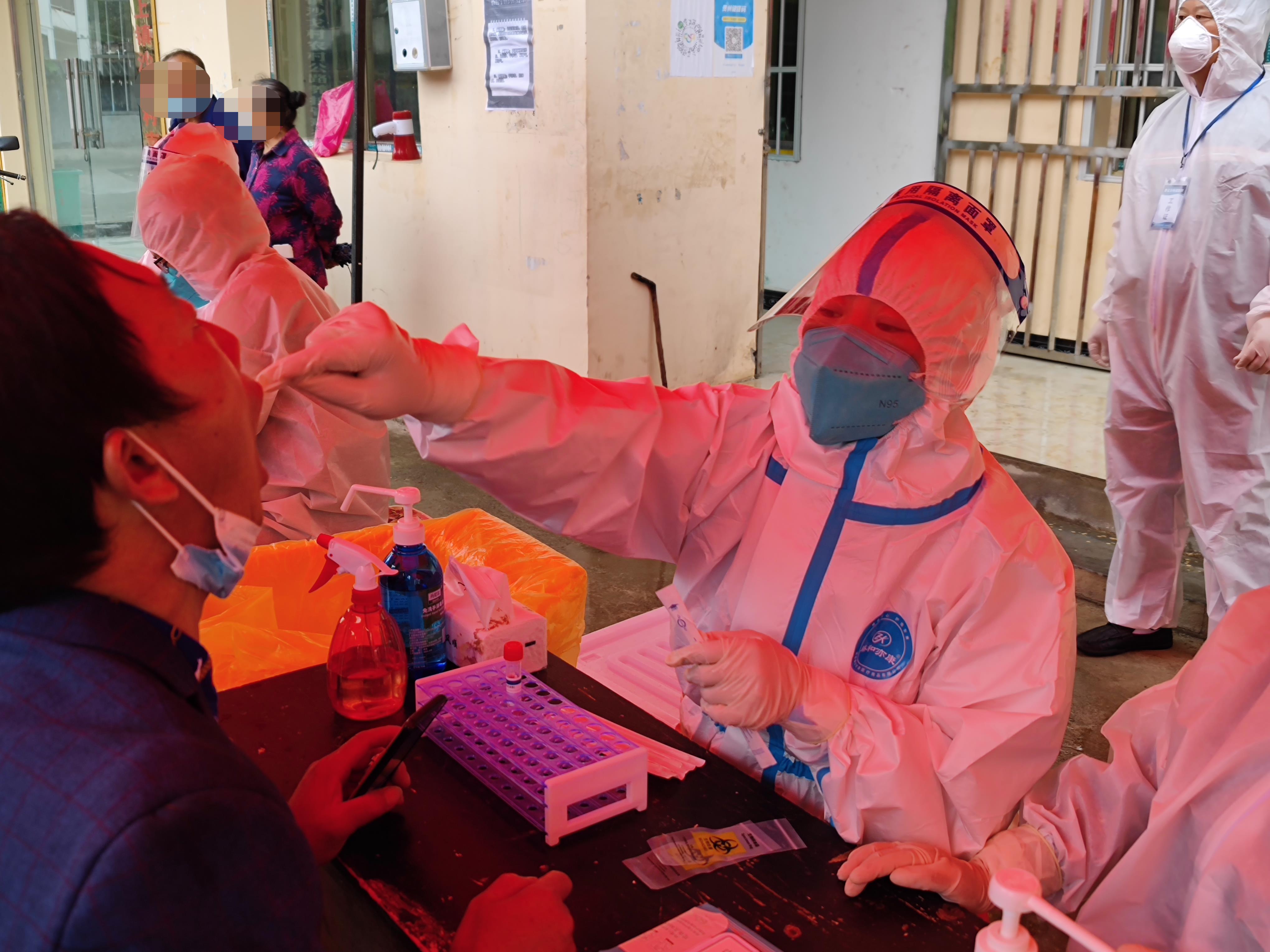 丁薇為群眾做核酸檢測。普定縣公安局供圖