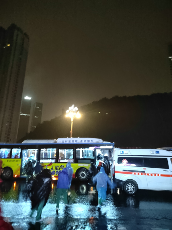 醫療隊在大雨中前行。