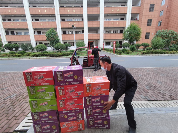 民營企業捐贈的方便面。