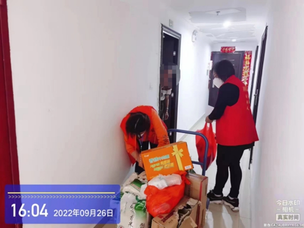 3視頻中剩余的物資是為轄區老弱病殘和困難群眾準備的，居委會當日已按照梳理出的名單進行了發放。