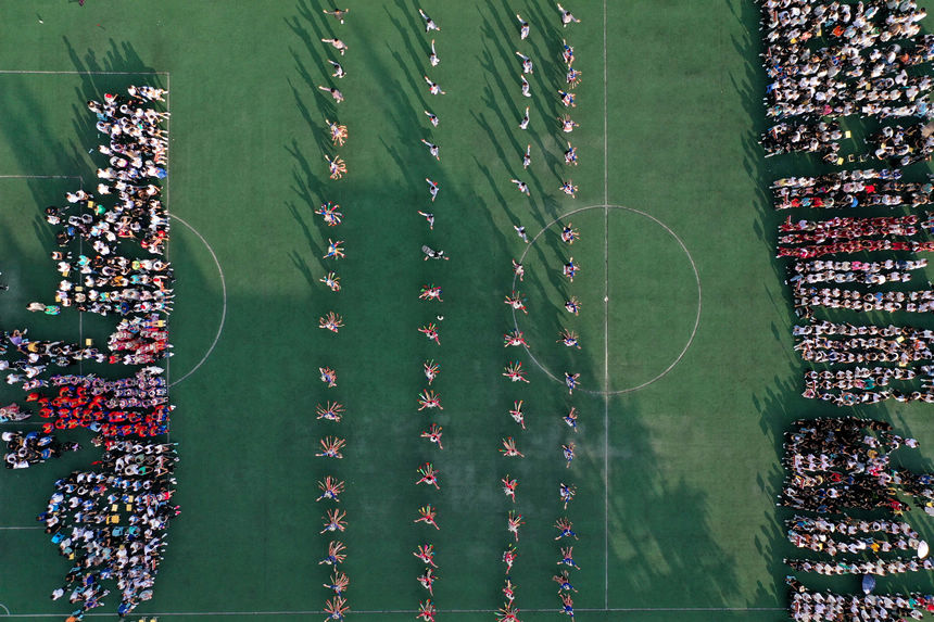 9月27日，盛裝打扮的學生在參加校園“錦雞操”比賽（無人機照片）。