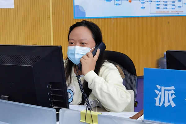 徐楊接聽群眾來訪電話。