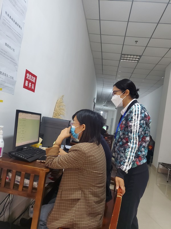 .參加志愿服務期間，雍紅霞（右）加入黨員志愿服務隊，圖為服務隊正在核對有關檢測數據。