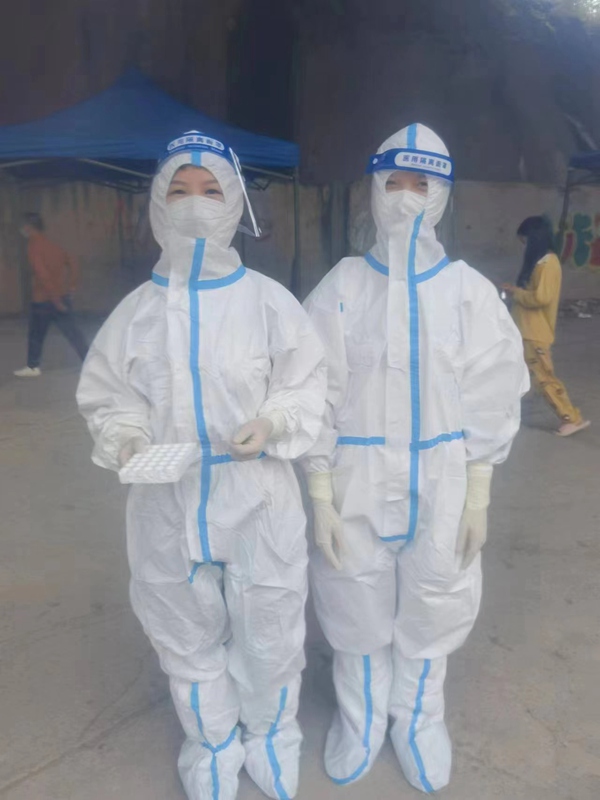 2.張莉娟(左)和同事堅守抗疫一線。受訪者供圖