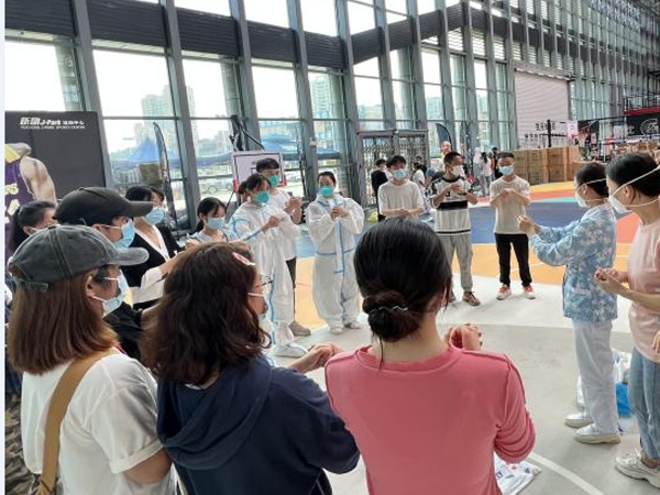 3.張莉娟帶著醫務小組給工作人員進行防護培訓。受訪者供圖