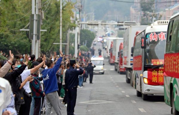 2022年10月6日，納雍市民送馳援納雍抗疫醫療隊返程。