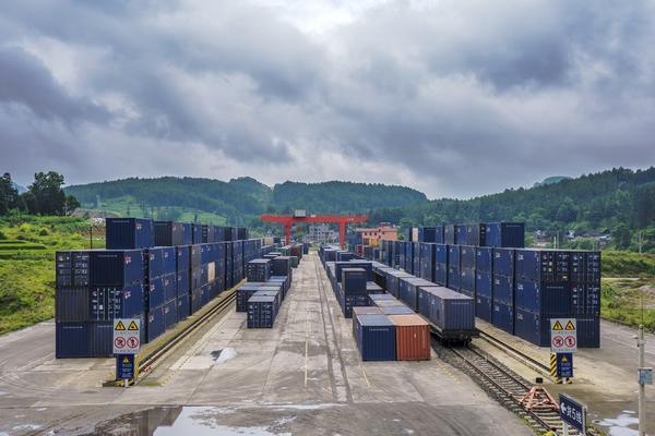 凱里西站貨場滿負荷運行。