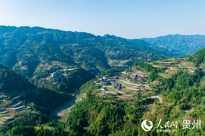 航拍大山深處的雷山縣西江鎮龍塘村。人民網 涂敏攝