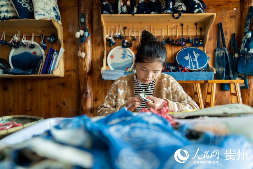 龍塘村村民在非遺扶貧工坊內刺繡。人民網 涂敏攝