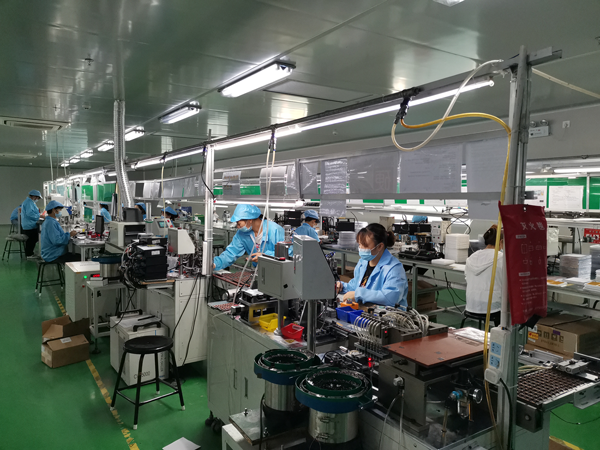 工作人員正在加班加點趕制產品。