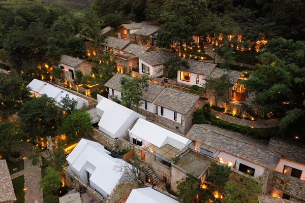 匠廬村曉民宿（夜晚）。