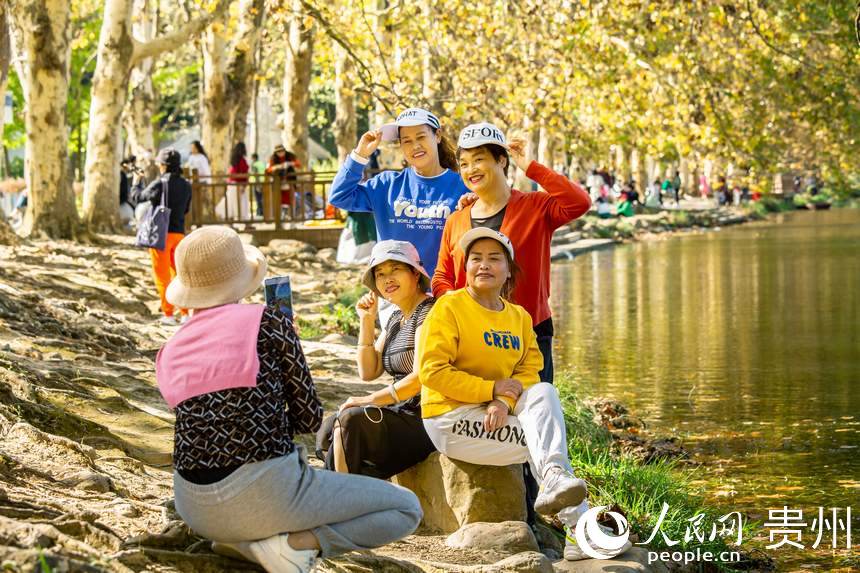 游客成群結隊的在此合影留念。人民網 陽茜攝