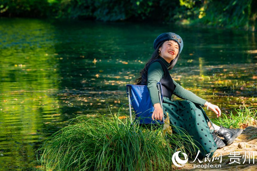 游客在河岸邊欣賞美景。人民網 陽茜攝