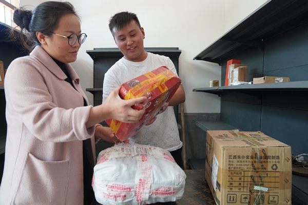 貴州省遵義市務川自治縣泥高鎮老鷹村村民正在老鷹村鄉村振興服務點領取快遞。