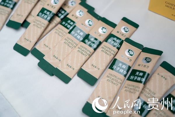 3 開幕式現場展出的貴州天麻產品。人民網記者 涂敏攝