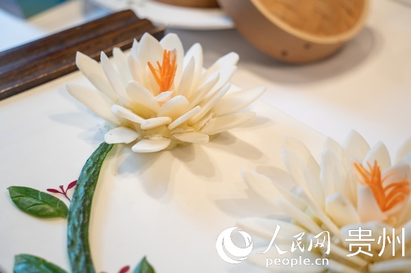 5 開幕式現場展出的菜品《天麻雪蓮花》。人民網記者 涂敏攝