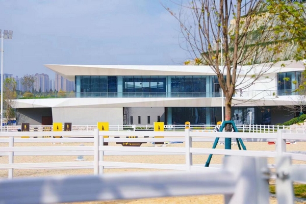 依山而建的貴陽國際馬術中心建筑。中國鐵建地產貴州公司供圖