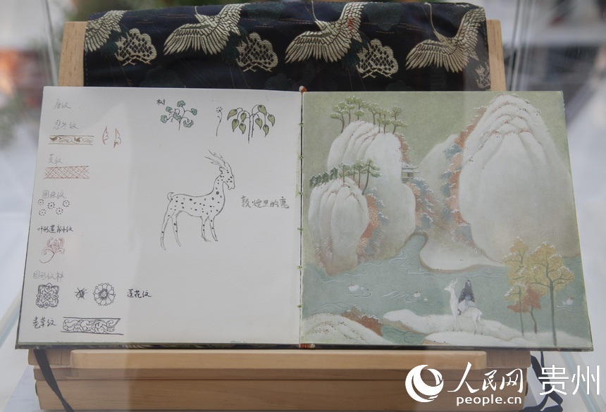 現場展出的部分手稿。人民網 龍章榆攝