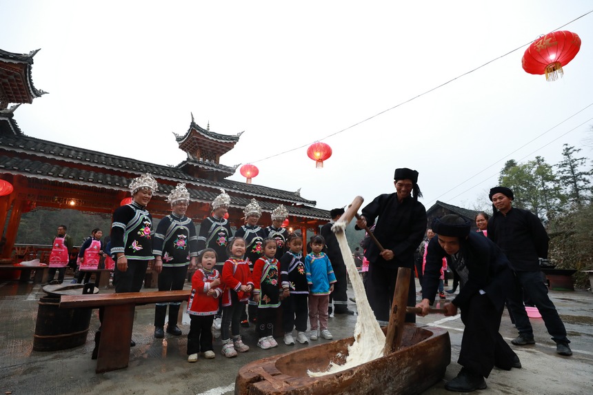 侗族群眾打糍粑歡度侗年。楊家孟攝