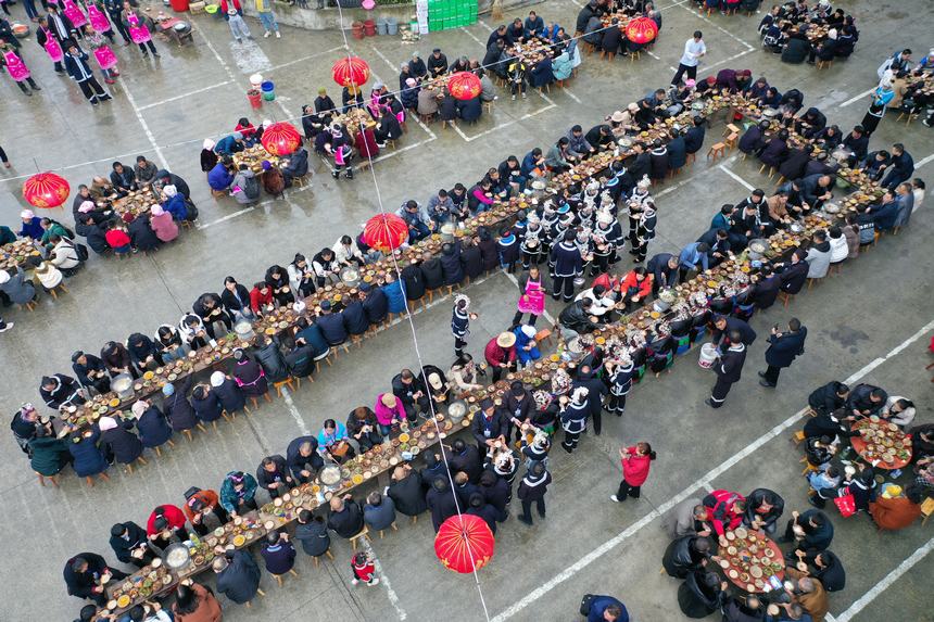 侗族群眾歡聚一堂吃團圓飯。楊家孟攝