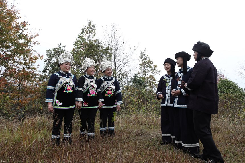 侗族群眾在對唱侗歌。劉夢攝