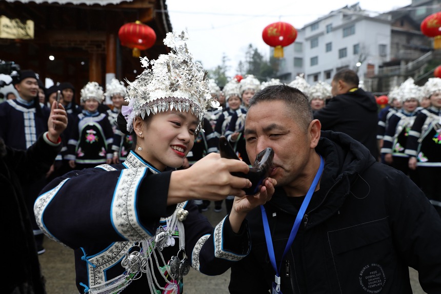 侗族群眾在迎賓攔門。劉夢攝