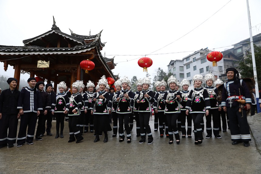 侗族群眾在迎賓攔門。劉夢攝