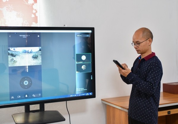 劉日輝演示養牛APP。