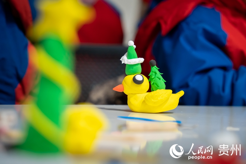 前來研學的學生制作的橡皮泥作品。人民網記者 涂敏攝