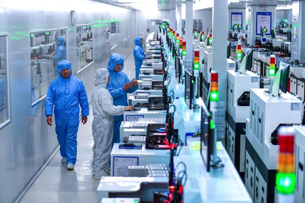 中晟泰科LED智能工廠技術員在固晶車間作業。陳慧 攝