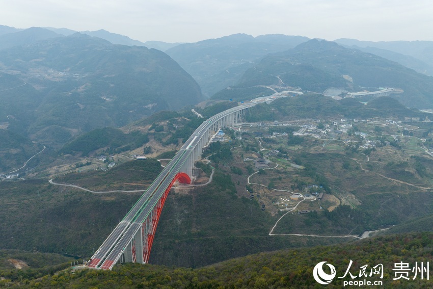 航拍仁遵高速大發渠特大橋。人民網 涂敏攝