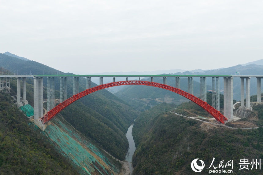 航拍仁遵高速大發渠特大橋。人民網 涂敏攝