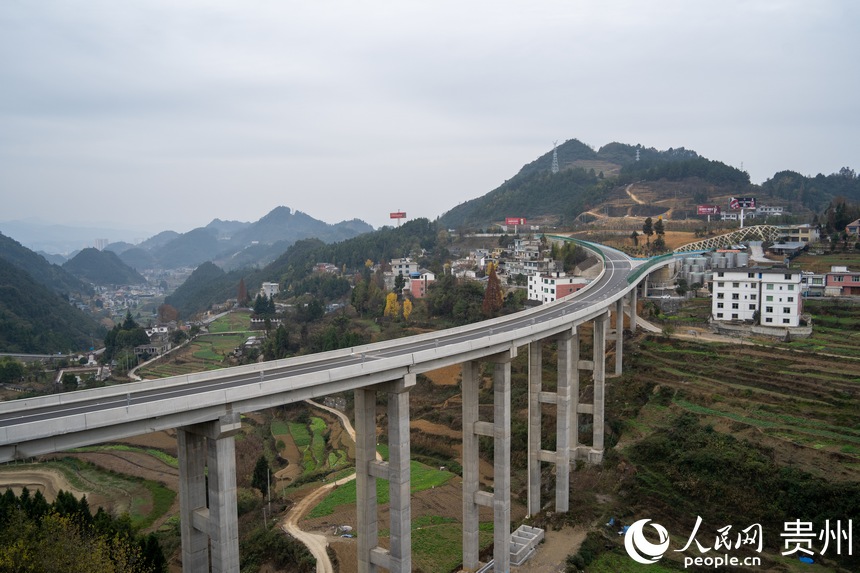仁遵高速蒼龍互通。人民網 涂敏攝