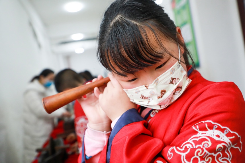 12月13日，同學們現場體驗經典藥具的用法。