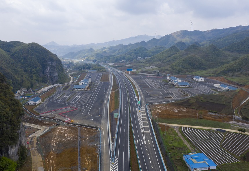 赫六高速韭菜坪服務區。