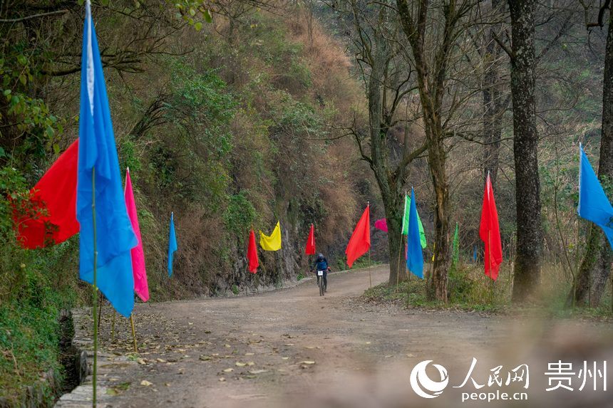 自行車“彎道王”爬坡賽現場。人民網 涂敏攝