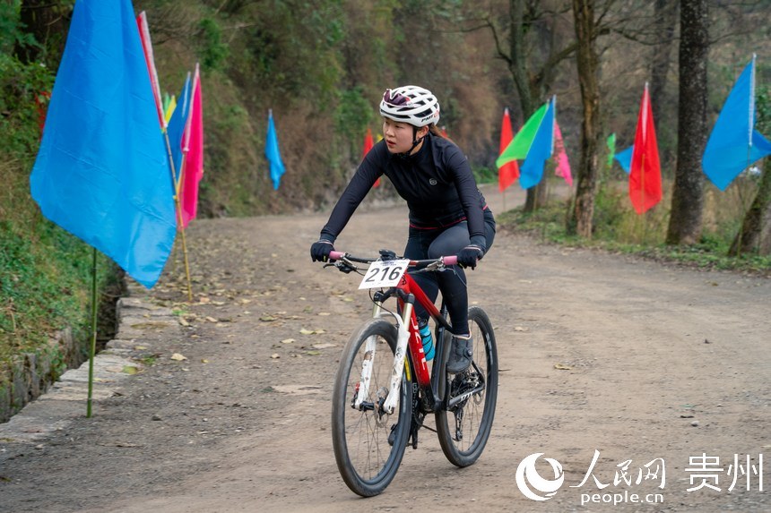 自行車“彎道王”爬坡賽現場。人民網 涂敏攝