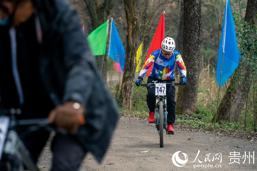 自行車“彎道王”爬坡賽現場。人民網 涂敏攝