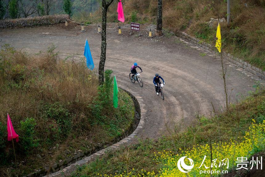 自行車“彎道王”爬坡賽現場。人民網 涂敏攝