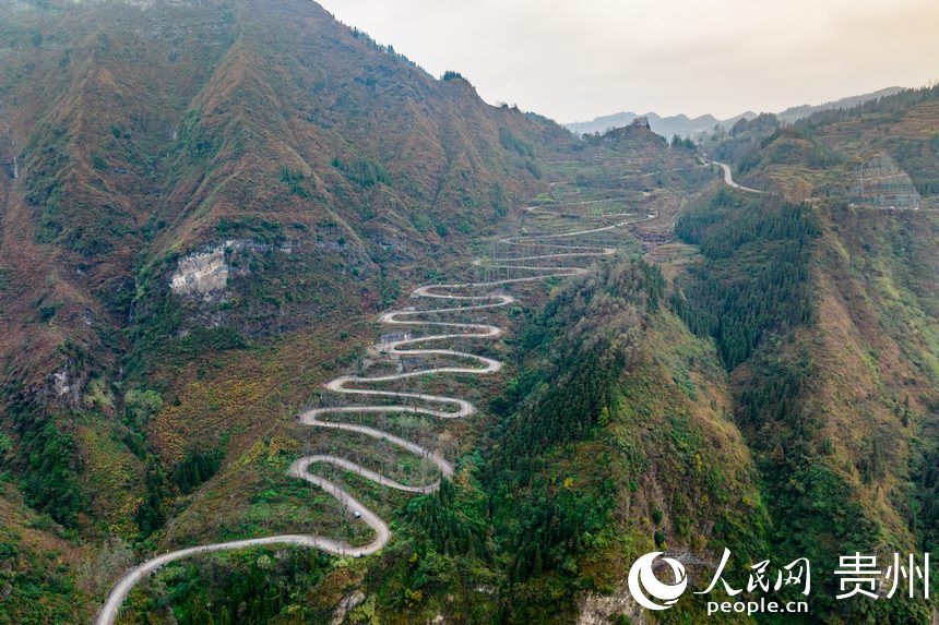 航拍晴隆二十四道拐。人民網 涂敏攝
