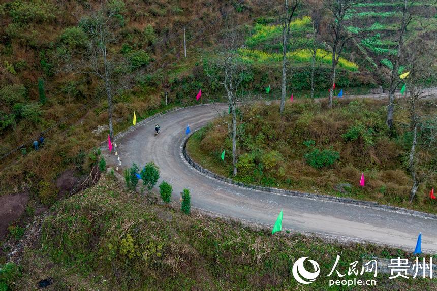 航拍自行車“彎道王”爬坡賽現場。人民網 涂敏攝