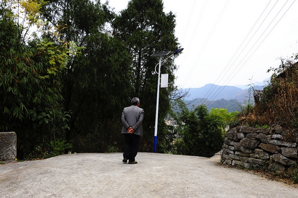 香坪組太陽能路燈“進村入戶”。左華攝