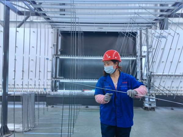 畢節明鈞玻璃股份有限公司首條Low-e玻璃生產線。