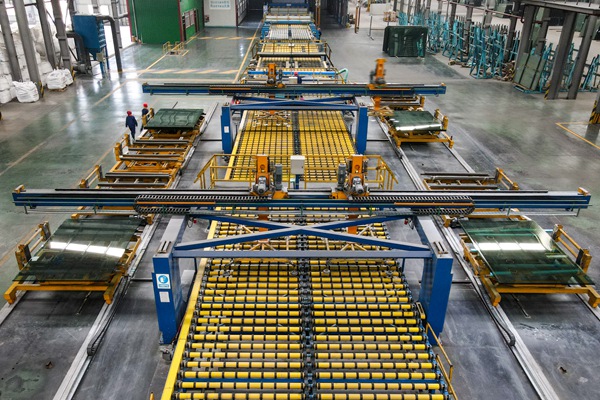 畢節明鈞玻璃股份有限公司生產車間自動化玻璃生產線。