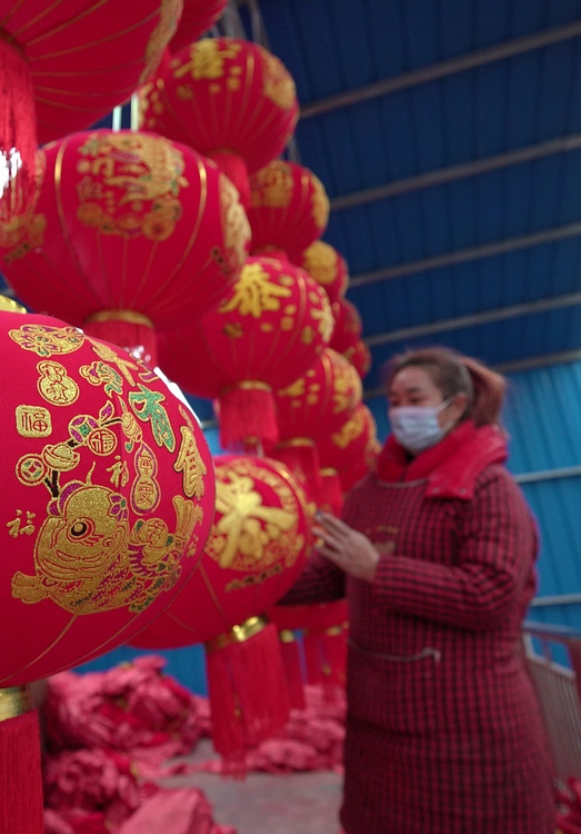 工人在檢查燈籠成品的質量。 