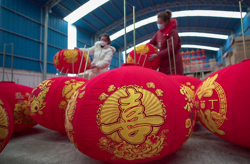 工人在晾曬制作好的燈籠。